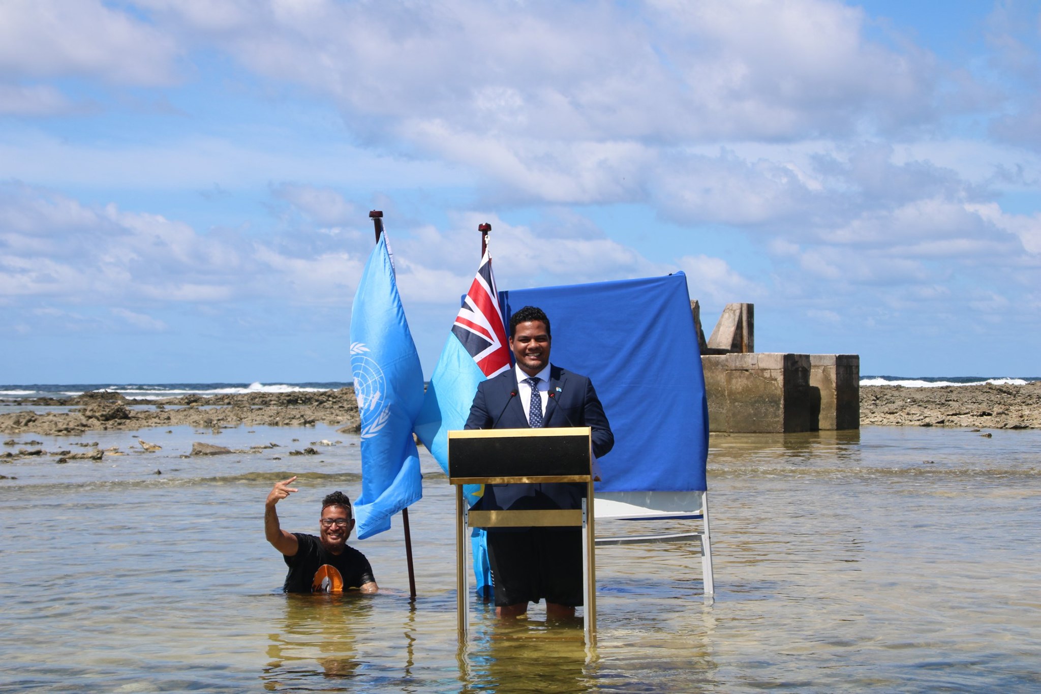 吐瓦魯外交部長科非站在該國海水中發表 COP26演說。（圖片來源：翻攝自FB@Ministry of Justice, Communication and Foreign Affairs, Tuvalu Government）